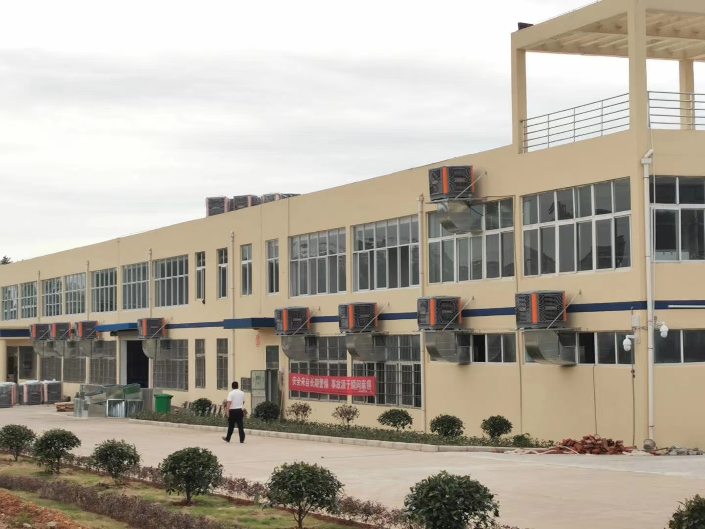 廠房降溫設(shè)備環(huán)保空調(diào)為廠房送去清涼，消除員工疲勞感
